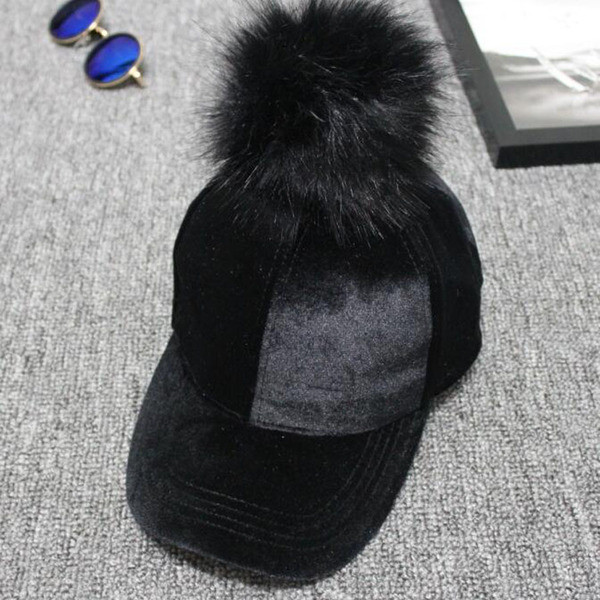 Női őszi sapka tollal és napellenzővel több színben