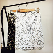 Stílusos női szoknya fehér és arany flitterekkel