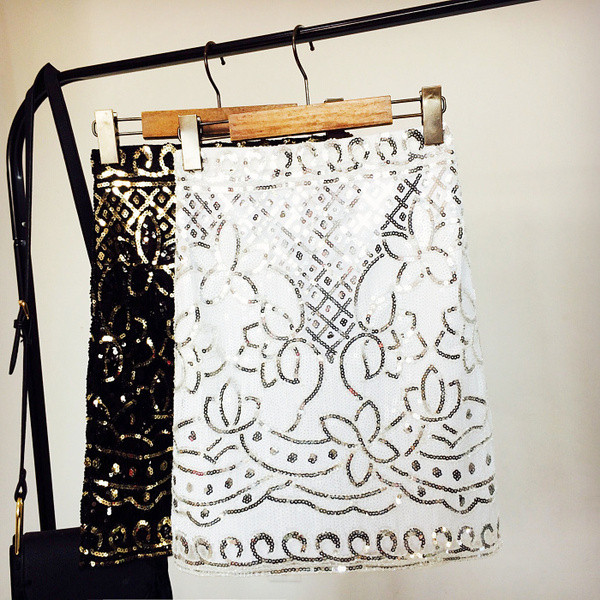 Stílusos női szoknya fehér és arany flitterekkel