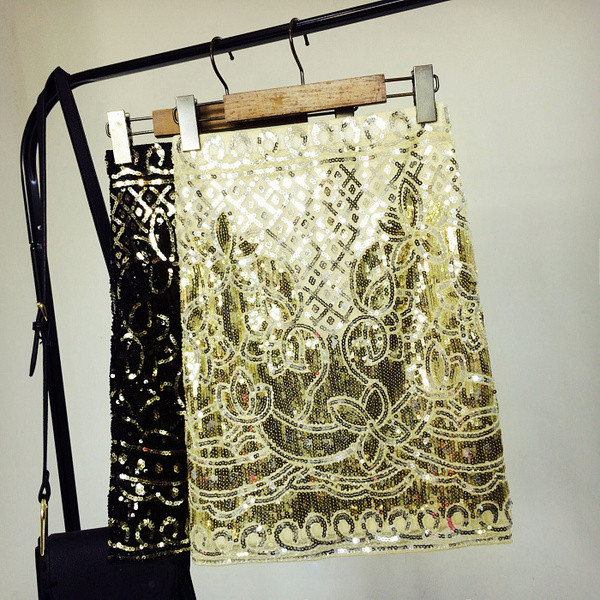 Stílusos női szoknya fehér és arany flitterekkel