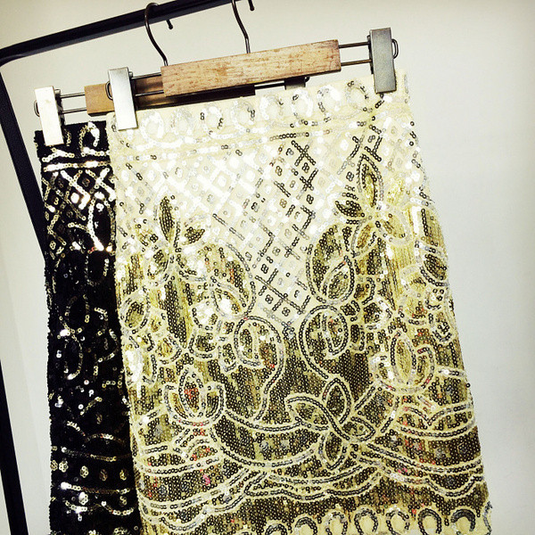 Stílusos női szoknya fehér és arany flitterekkel