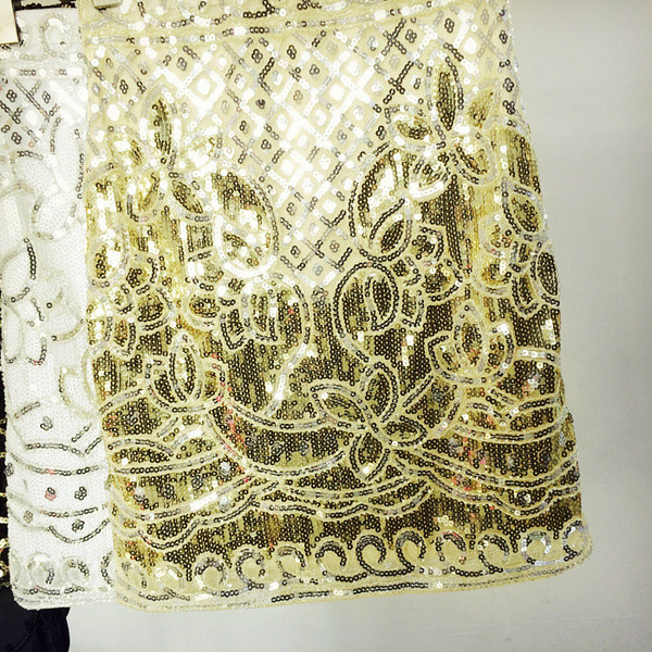 Stílusos női szoknya fehér és arany flitterekkel