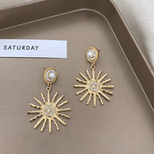 Κορυφαία γυναικεία σκουλαρίκια με πέτρες σε χρυσό χρώμα