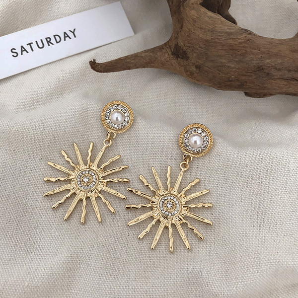 Κορυφαία γυναικεία σκουλαρίκια με πέτρες σε χρυσό χρώμα