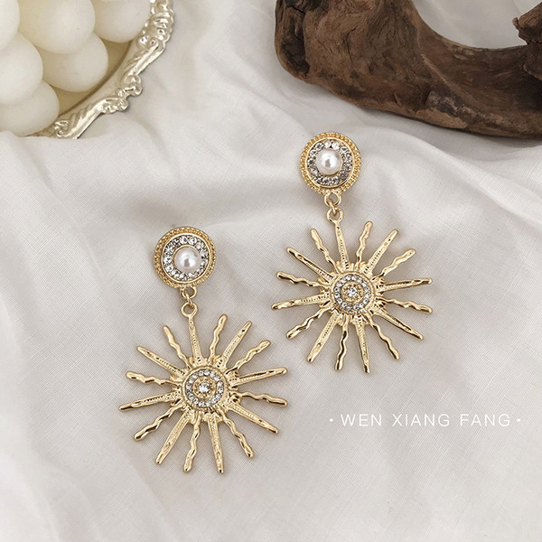 Κορυφαία γυναικεία σκουλαρίκια με πέτρες σε χρυσό χρώμα