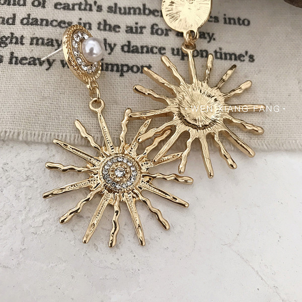 Κορυφαία γυναικεία σκουλαρίκια με πέτρες σε χρυσό χρώμα