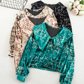 Női bársony blúz V-nyakkal és feliratokkal