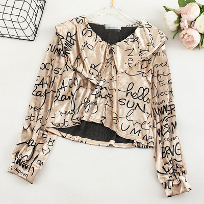 Női bársony blúz V-nyakkal és feliratokkal