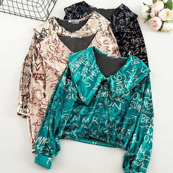 Női bársony blúz V-nyakkal és feliratokkal