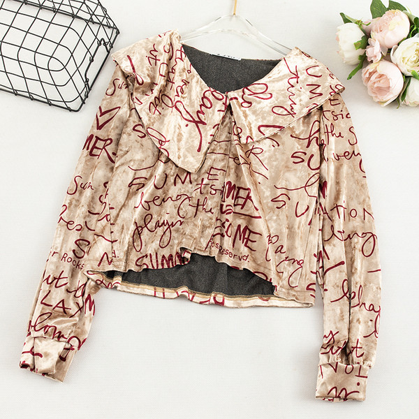 Női bársony blúz V-nyakkal és feliratokkal