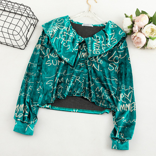 Női bársony blúz V-nyakkal és feliratokkal