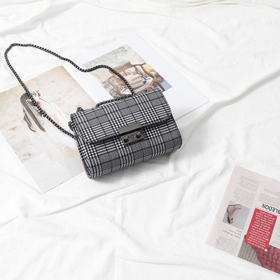 Σύγχρονη γυναικεία τσάντα με μακρύ αλυσίδα και μεταλλικό σφιγκτήρα