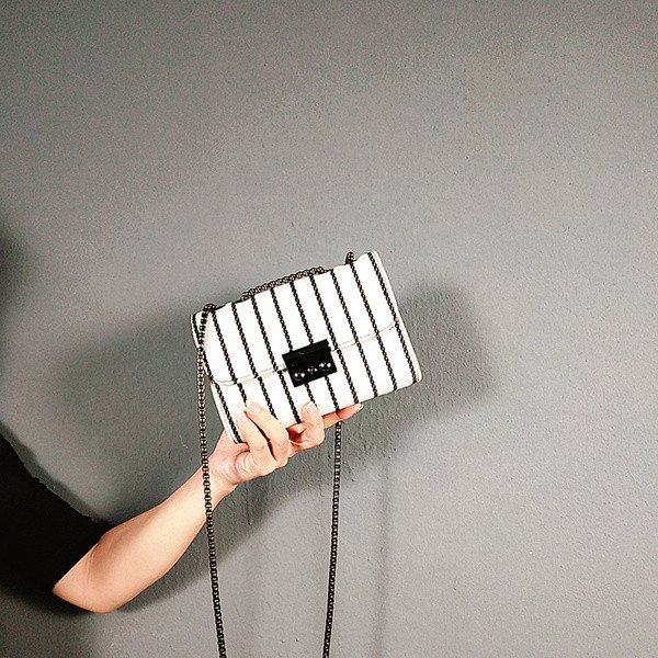 Σύγχρονη γυναικεία τσάντα με μακρύ αλυσίδα και μεταλλικό σφιγκτήρα