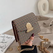 Stílusos kézitáska lánccal és fém csattal, három színben