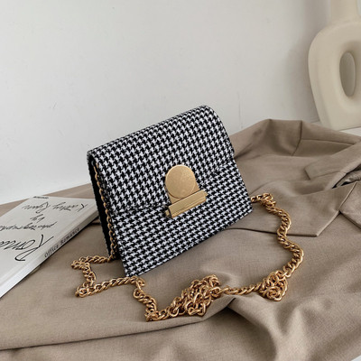 Stílusos kézitáska lánccal és fém csattal, három színben