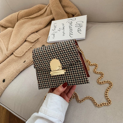 Stílusos kézitáska lánccal és fém csattal, három színben