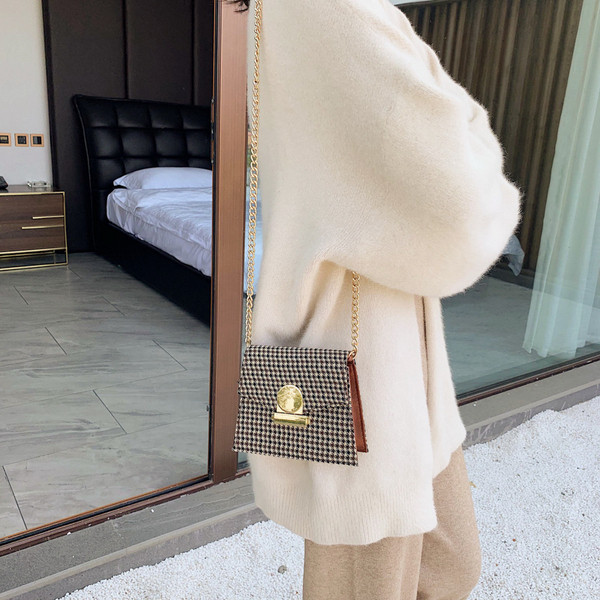 Stílusos kézitáska lánccal és fém csattal, három színben