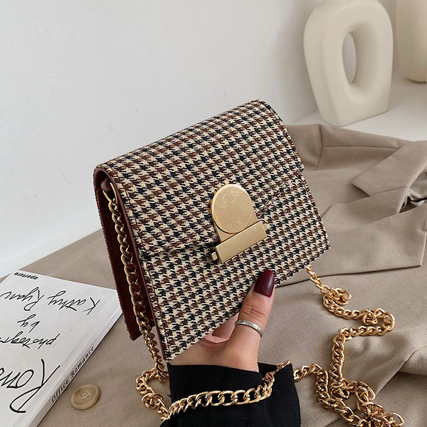 Stílusos kézitáska lánccal és fém csattal, három színben