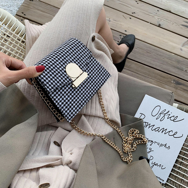 Stílusos kézitáska lánccal és fém csattal, három színben