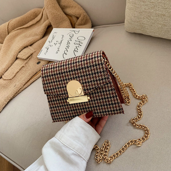 Stílusos kézitáska lánccal és fém csattal, három színben