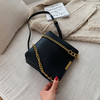 Μοντέρνα γυναικείατσάντα με αλυσίδα σε τέσσερα χρώματα