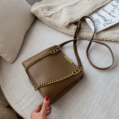 Μοντέρνα γυναικείατσάντα με αλυσίδα σε τέσσερα χρώματα