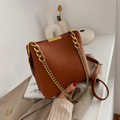 Μοντέρνα γυναικείατσάντα με αλυσίδα σε τέσσερα χρώματα