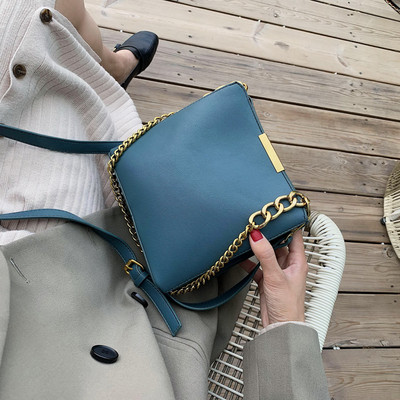 Μοντέρνα γυναικείατσάντα με αλυσίδα σε τέσσερα χρώματα