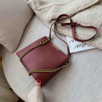 Μοντέρνα γυναικείατσάντα με αλυσίδα σε τέσσερα χρώματα