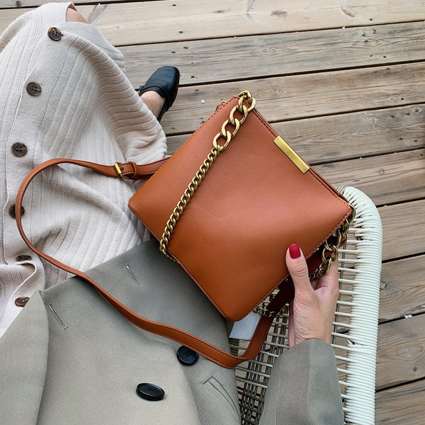 Μοντέρνα γυναικείατσάντα με αλυσίδα σε τέσσερα χρώματα