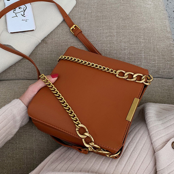 Μοντέρνα γυναικείατσάντα με αλυσίδα σε τέσσερα χρώματα