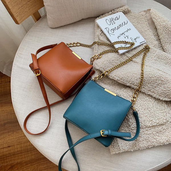 Μοντέρνα γυναικείατσάντα με αλυσίδα σε τέσσερα χρώματα