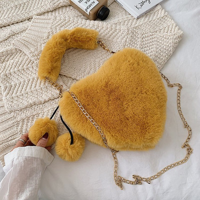 Χνουδωτή γυναικεία τσάντα σε σχήμα καρδιάς με μικρή και μακρά αλυσίδα