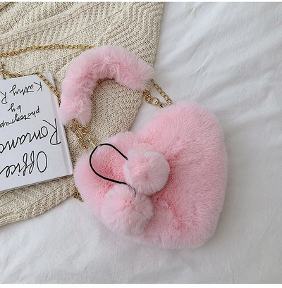 Χνουδωτή γυναικεία τσάντα σε σχήμα καρδιάς με μικρή και μακρά αλυσίδα