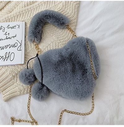 Χνουδωτή γυναικεία τσάντα σε σχήμα καρδιάς με μικρή και μακρά αλυσίδα