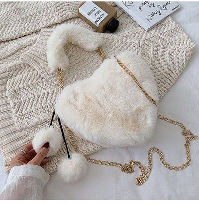 Χνουδωτή γυναικεία τσάντα σε σχήμα καρδιάς με μικρή και μακρά αλυσίδα