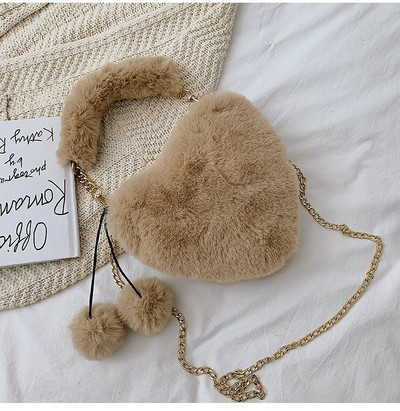 Χνουδωτή γυναικεία τσάντα σε σχήμα καρδιάς με μικρή και μακρά αλυσίδα