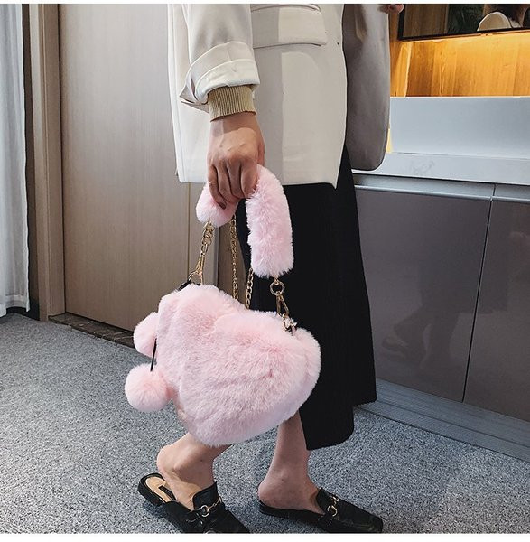 Χνουδωτή γυναικεία τσάντα σε σχήμα καρδιάς με μικρή και μακρά αλυσίδα