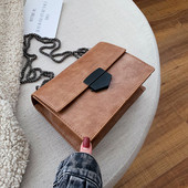 Női táska fém csattal és lánccal