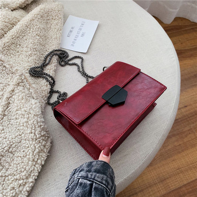 Női táska fém csattal és lánccal