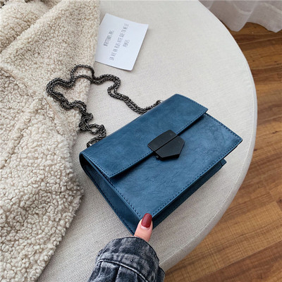 Női táska fém csattal és lánccal