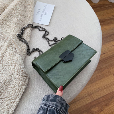 Női táska fém csattal és lánccal