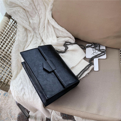 Női táska fém csattal és lánccal