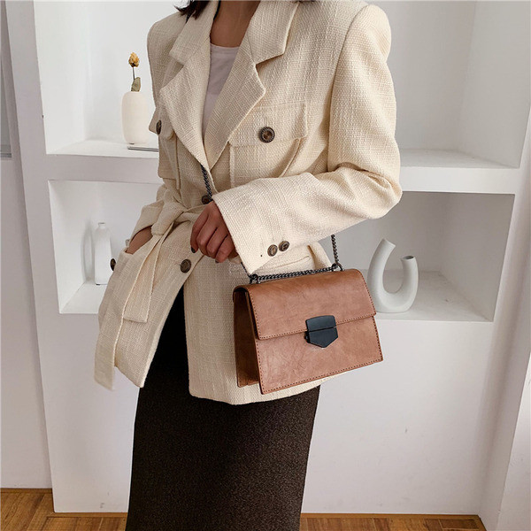 Női táska fém csattal és lánccal