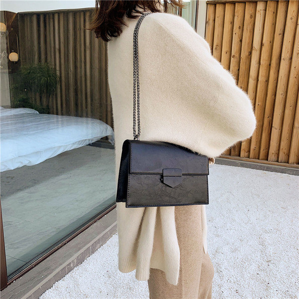 Női táska fém csattal és lánccal