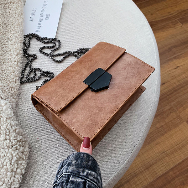 Női táska fém csattal és lánccal