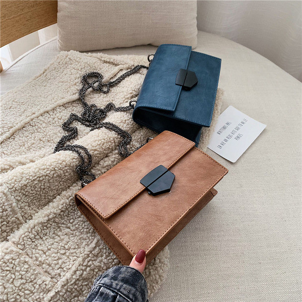 Női táska fém csattal és lánccal