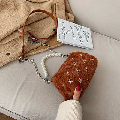 Geanta de dama din puf cu paiete si perle