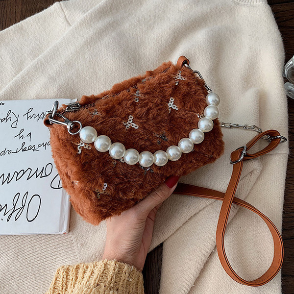 Geanta de dama din puf cu paiete si perle