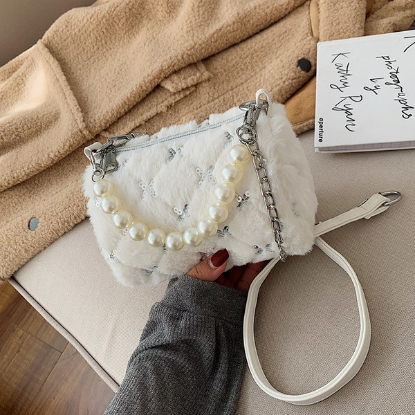 Geanta de dama din puf cu paiete si perle